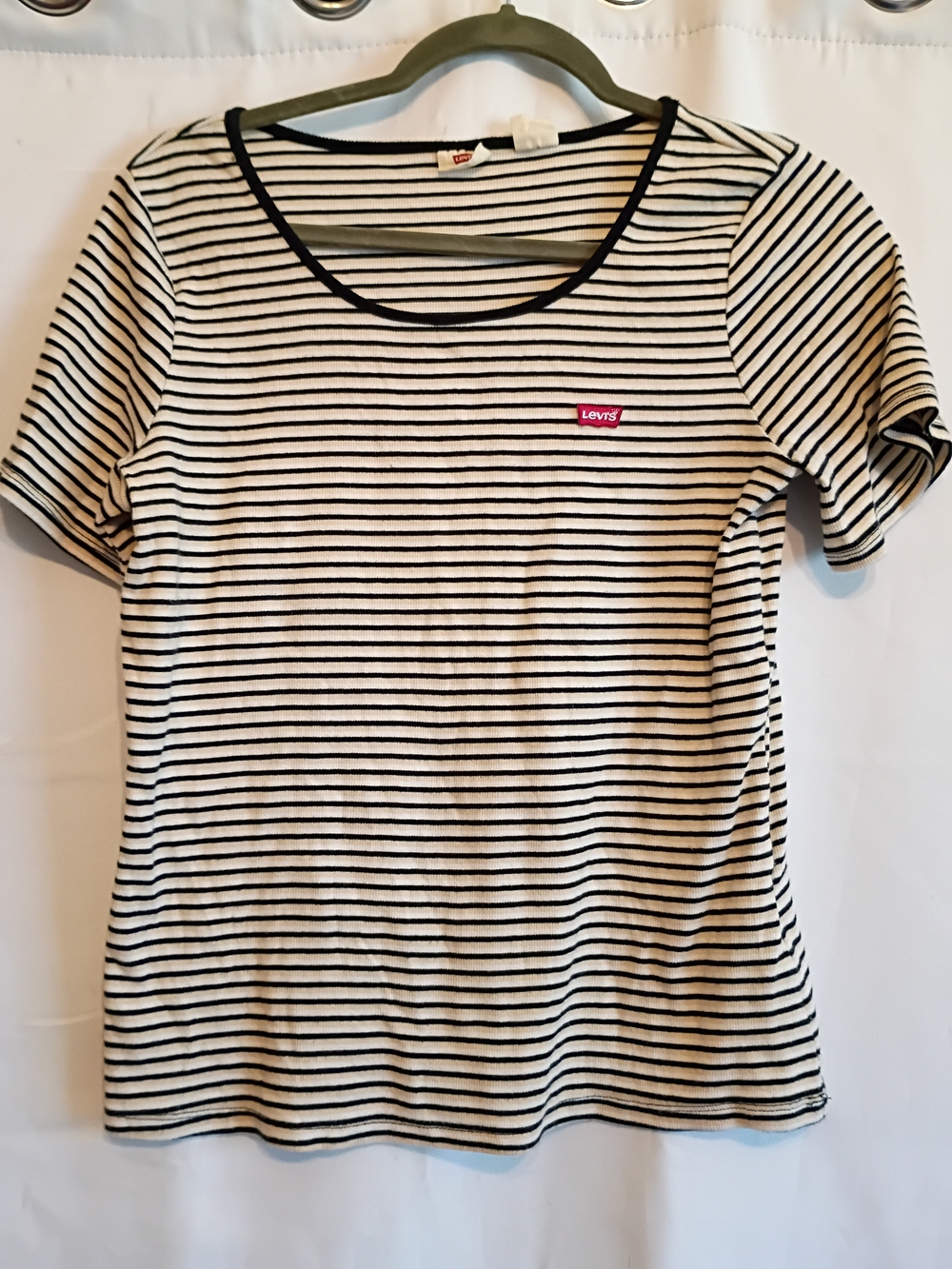 Levi's Women's Black & White Striped Scoop Neck Tee Size 1x Runs Small.